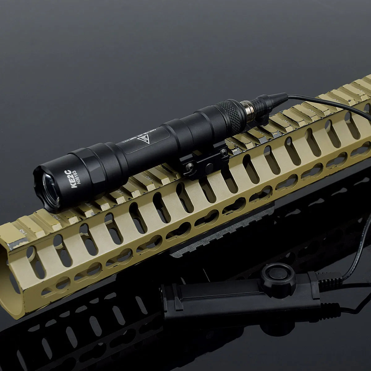 Delta Force Hawk Ops Tactical Surefire M600 Waffenlicht - Taschenlampe für Gewehr und Pistole