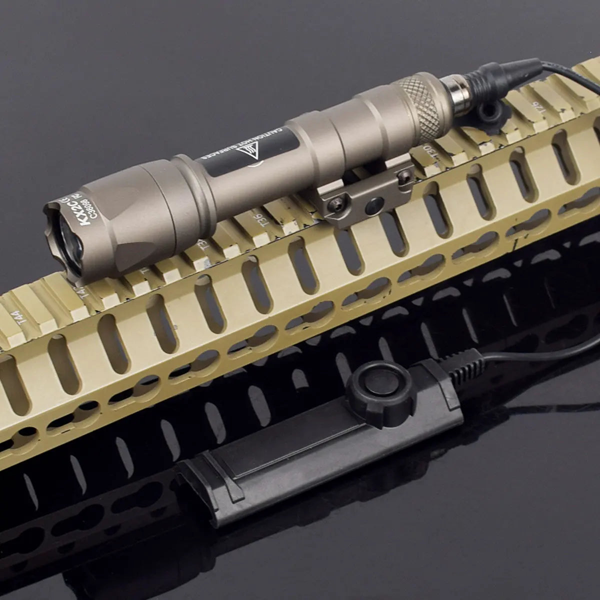 Delta Force Hawk Ops Tactical Surefire M600 Waffenlicht - Taschenlampe für Gewehr und Pistole